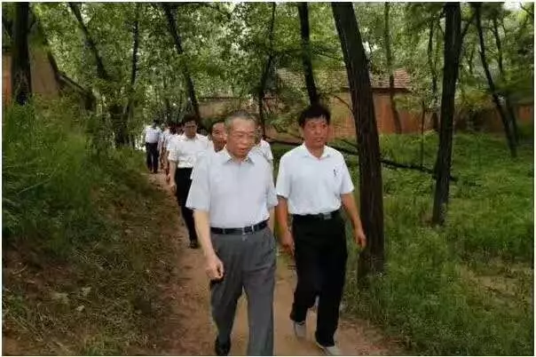 全省脱贫攻坚推进会在菏泽举行