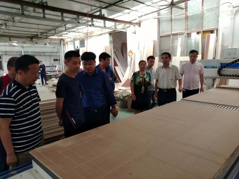 青岛单县商会举行比学赶超实践大会暨 党员集中学习活动