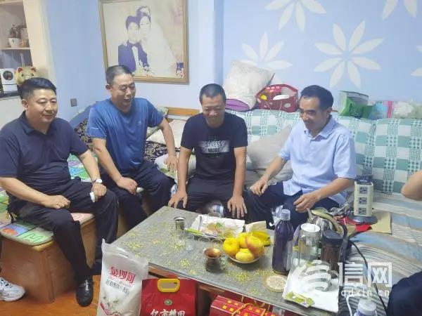 致敬“八一” 青岛市单县商会走进河西街道慰问退役老兵 