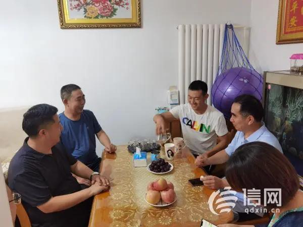 致敬“八一” 青岛市单县商会走进河西街道慰问退役老兵 
